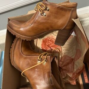 Beautiful, stylish boots. Very comfortable. Worn once, like new!